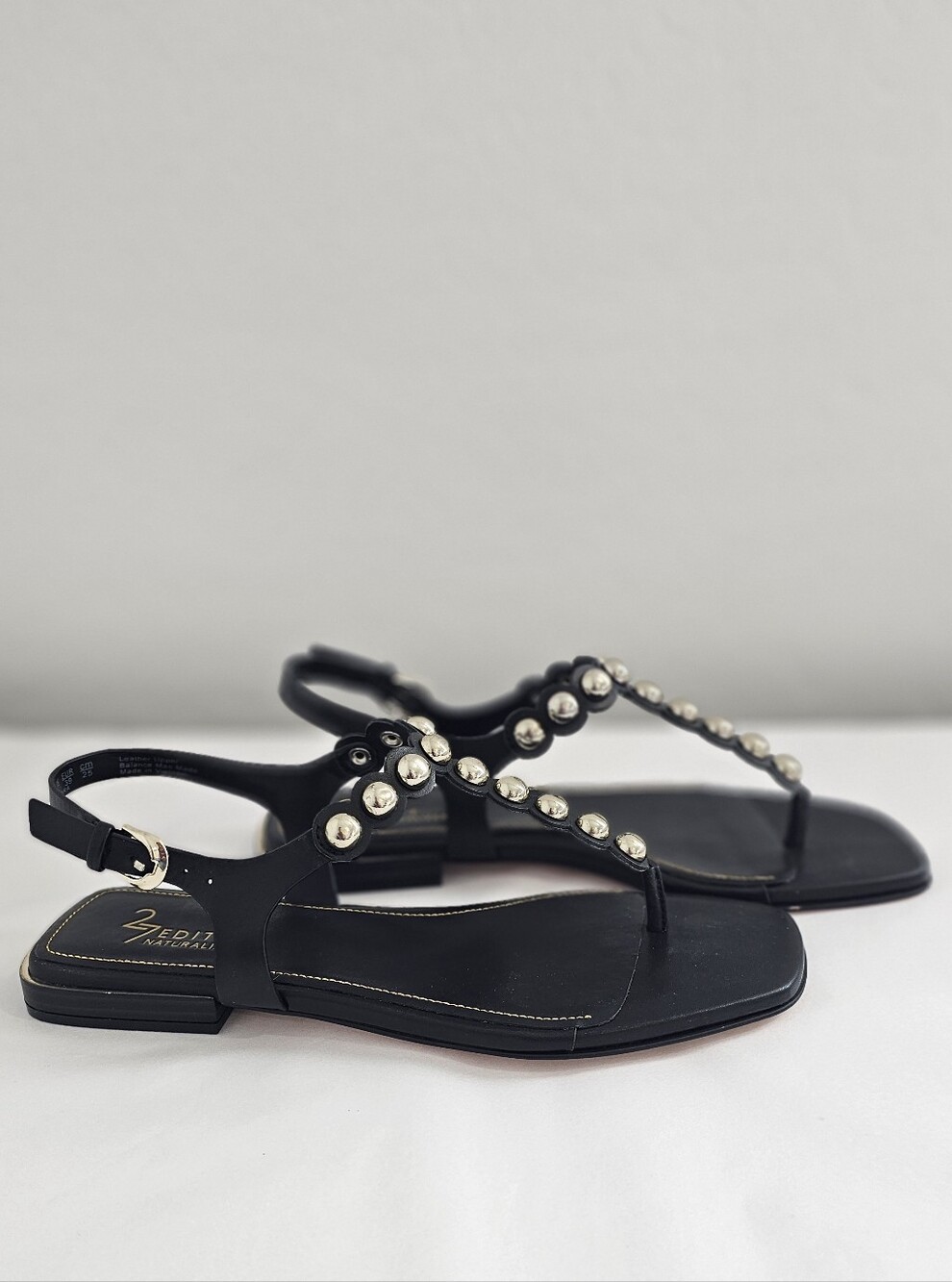 27 EDIT Naturalizer Black Leather T-Strap Sandals W/Gold Studs Women's Sz 8.5M - Picture 2 of 10